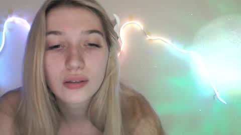 Snapshot of honeyveil chatting on May 26, 2026, 11:17 am honeyveil online show from May 26, 2026, 11:17 am