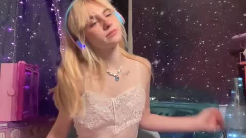 Snapshot of honeyxlimbed chatting on January 16, 2025, 8:22 am Emi Rose online show from January 16, 2025, 8:22 am