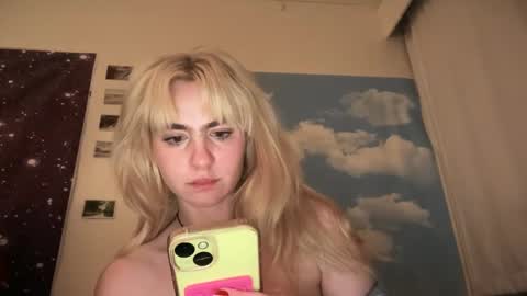 Snapshot of honeyxlimbed chatting on February 13, 2025, 8:06 am Emi Rose online show from February 13, 2025, 8:06 am