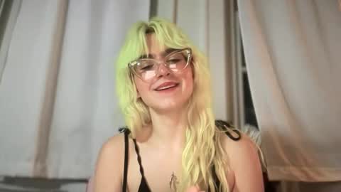 Snapshot of honeyxlimbed chatting on November 20, 2025, 10:42 pm Emi Rose online show from November 20, 2025, 10:42 pm