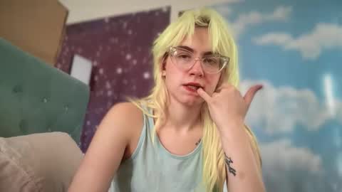 Snapshot of honeyxlimbed chatting on November 24, 2025, 7:13 pm Emi Rose online show from November 24, 2025, 7:13 pm