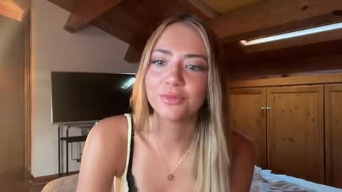 Snapshot of honeyyy95 chatting on June 16, 2026, 5:21 am Honey online show from June 16, 2026, 5:21 am