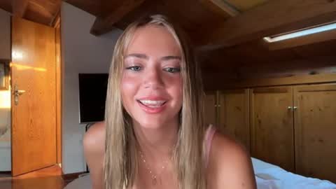 Snapshot of honeyyy95 chatting on June 18, 2026, 5:08 am Honey online show from June 18, 2026, 5:08 am