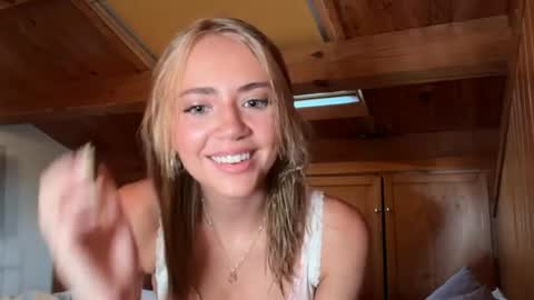 Snapshot of honeyyy95 chatting on July 2, 2026, 5:24 am Honey online show from July 2, 2026, 5:24 am