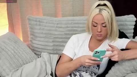 Snapshot of hopedayleexo chatting on October 19, 2025, 9:15 pm Hope Daylee online show from October 19, 2025, 9:15 pm