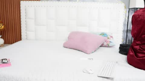 Snapshot of hornybarelylegalgirl chatting on May 19, 2026, 1:44 am Khloe online show from May 19, 2026, 1:44 am
