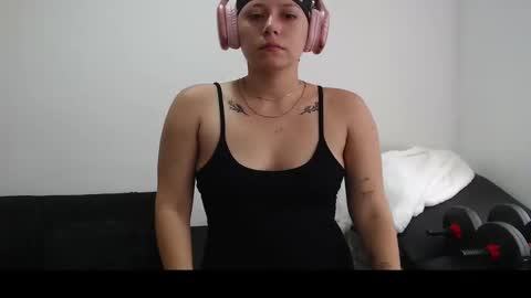 Mia online show from March 5, 2025, 3:07 pm