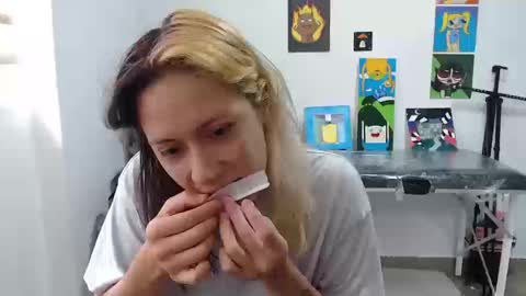 Mia online show from September 19, 2025, 4:51 pm