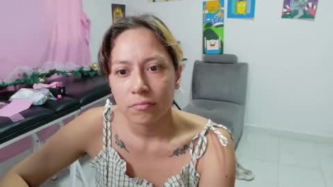 Mia online show from December 2, 2025, 7:09 pm