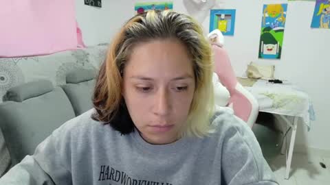 Mia online show from May 2, 2026, 6:13 pm