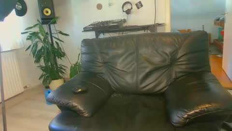 hotboy32891282 online show from May 27, 2026, 2:03 pm