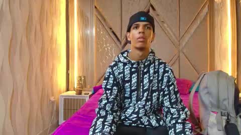 hotcouple_222 online show from November 16, 2025, 7:25 am