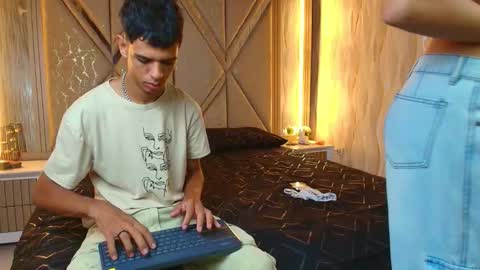 hotcouple_222 online show from November 23, 2025, 7:41 am