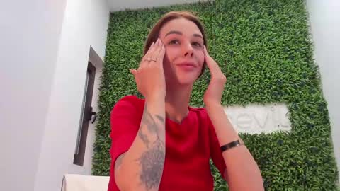 hotfallingdevil online show from May 12, 2026, 4:20 am