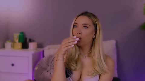 Snapshot of hotjessxx chatting on December 3, 2025, 7:27 am Maria online show from December 3, 2025, 7:27 am