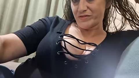 hotmom0610 online show from April 5, 2026, 8:22 am