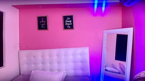 Snapshot of hotpawgmilf chatting on January 28, 2025, 12:22 pm Sussy Bloom online show from January 28, 2025, 12:22 pm