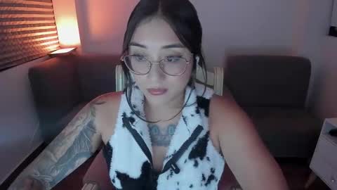 Snapshot of hottbee3645 chatting on January 10, 2026, 7:48 pm hottbee3645 online show from January 10, 2026, 7:48 pm