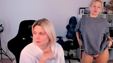 Nessie and Jessie online show from December 22, 2025, 11:29 am