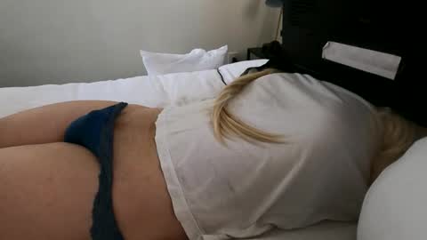 Snapshot of hugecumshots1 chatting on April 19, 2026, 3:33 pm HugeCumshots online show from April 19, 2026, 3:33 pm