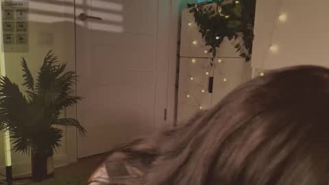 Snapshot of hugme_ chatting on January 16, 2026, 7:51 pm Mika online show from January 16, 2026, 7:51 pm