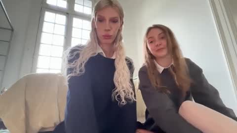 Snapshot of hung_angel_xxl chatting on April 25, 2026, 2:25 pm Alice help me reach 100 likes online show from April 25, 2026, 2:25 pm