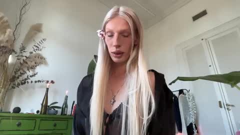 Snapshot of hung_angel_xxl chatting on May 14, 2026, 5:09 pm Alice help me reach 100 likes online show from May 14, 2026, 5:09 pm
