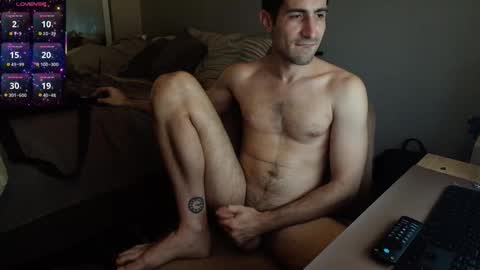 Snapshot of hungtechguy chatting on November 17, 2025, 8:25 pm HungTechGuy online show from November 17, 2025, 8:25 pm