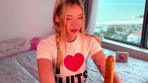 Snapshot of hypnotic_kitty chatting on January 16, 2025, 8:54 am Your submissive lady 3 online show from January 16, 2025, 8:54 am