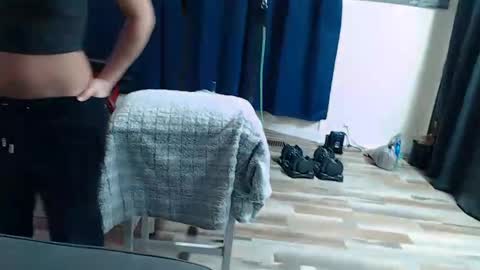 Snapshot of i_fetishize_u chatting on December 18, 2024, 2:21 am ShortStuff online show from December 18, 2024, 2:21 am