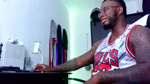 Mr H Independent model online show from September 22, 2025, 2:02 am