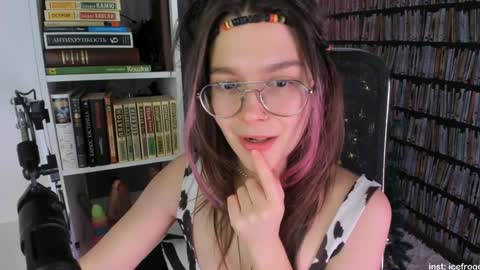 Julia online show from January 17, 2025, 8:55 pm