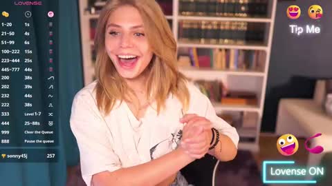 Snapshot of idontlikeguccibelts chatting on October 18, 2025, 3:24 pm Little Flower online show from October 18, 2025, 3:24 pm