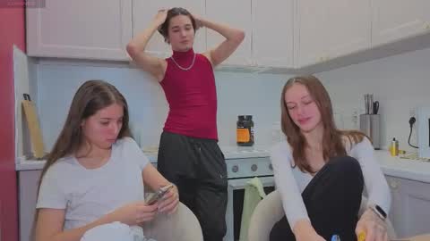 Julia and Mira online show from November 24, 2025, 10:59 am