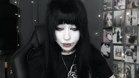 iiiiiiis online show from May 2, 2026, 10:04 pm