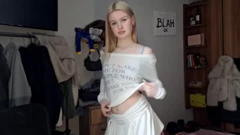 ShyLuna online show from March 24, 2026, 6:51 am