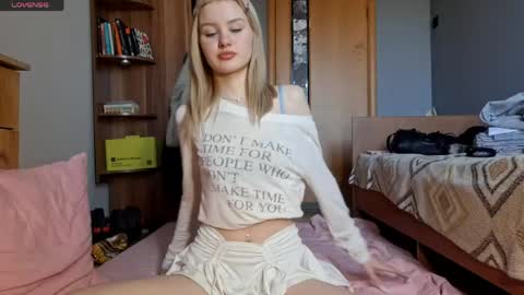 ShyLuna online show from April 24, 2026, 7:44 am