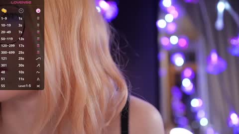 Snapshot of illegaldream chatting on December 18, 2025, 5:30 pm Lindsey and Candice online show from December 18, 2025, 5:30 pm