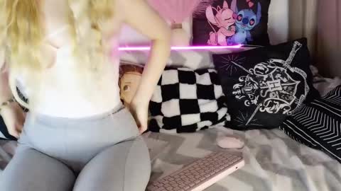 Snapshot of iloveextremestuff chatting on February 20, 2025, 8:03 pm nicollee online show from February 20, 2025, 8:03 pm