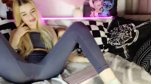 Snapshot of iloveextremestuff chatting on February 21, 2025, 8:38 pm nicollee online show from February 21, 2025, 8:38 pm