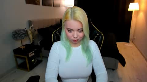 Roxy online show from November 28, 2025, 7:38 pm