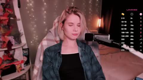 Snapshot of imnotmia chatting on November 10, 2025, 8:35 am Mia online show from November 10, 2025, 8:35 am