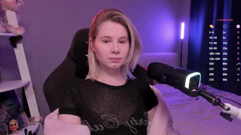 Snapshot of imnotmia chatting on April 6, 2026, 10:05 am Mia online show from April 6, 2026, 10:05 am