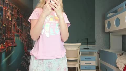 Snapshot of incredible__shell_ chatting on April 7, 2026, 7:14 pm Masha online show from April 7, 2026, 7:14 pm