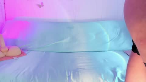 Luna  online show from June 5, 2026, 1:23 am