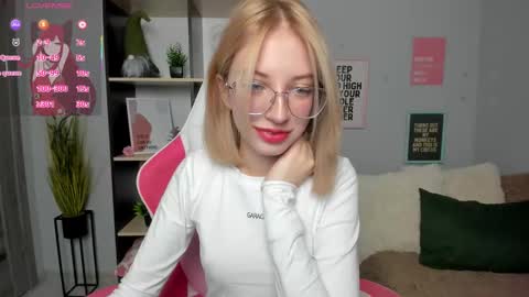 Snapshot of inferno_mia chatting on November 19, 2025, 3:34 pm Mia online show from November 19, 2025, 3:34 pm