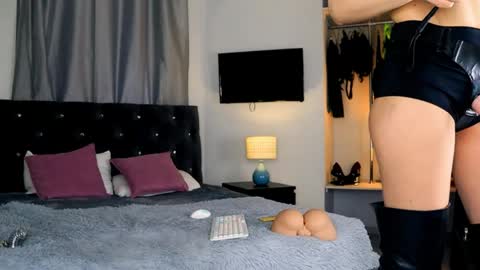 inviting_tina online show from May 9, 2026, 3:34 am