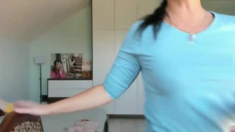 iracherrynow online show from September 27, 2025, 9:03 am