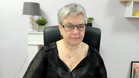 Snapshot of iris_xdesire chatting on May 13, 2026, 6:22 am I R I S online show from May 13, 2026, 6:22 am
