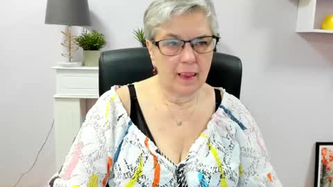 Snapshot of iris_xdesire chatting on May 21, 2026, 6:42 am I R I S online show from May 21, 2026, 6:42 am